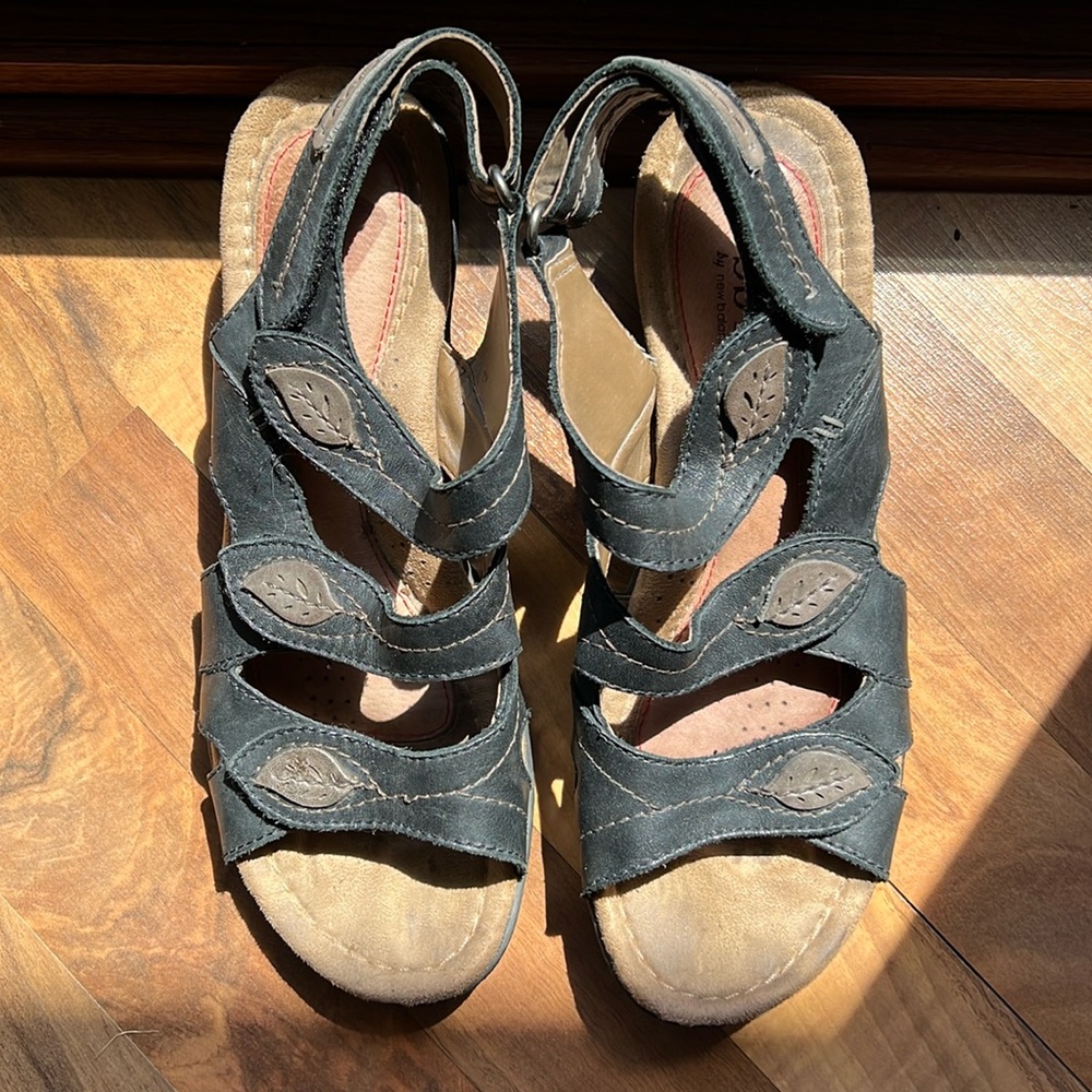 Cobb Hill black leather sandals w/ leaf details
